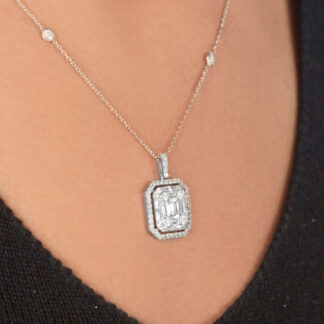 Kette aus Weißgold mit quadratischen Anhänger geziert durch Zirkoniasteinen