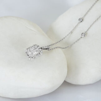Kette aus Weißgold mit quadratischen Anhänger geziert durch Zirkoniasteinen