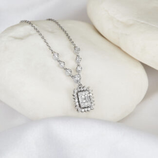 Kette aus Weißgold mit quadratischen Anhänger geziert durch Zirkoniasteinen