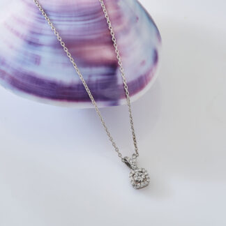 Kette aus 585er Weißgold mit Anhänger welcher auf seiner Vorderseite vollkommen mit strahlenden Zirkonia besetzt ist