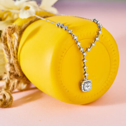 Weißgoldkette in femininem Y-Design mit Zirkoniasteinen