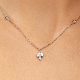 Halskette aus 585er Weißgold mit drei Zirkoniasteinen im Marquiseschliff.