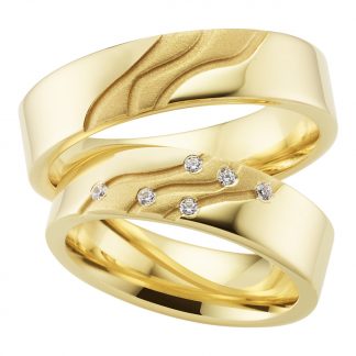 Ehering aus Gelbgold ist ein hochglanzpolierter Ring mit einem sandmattierten Muster auf der Oberseite.